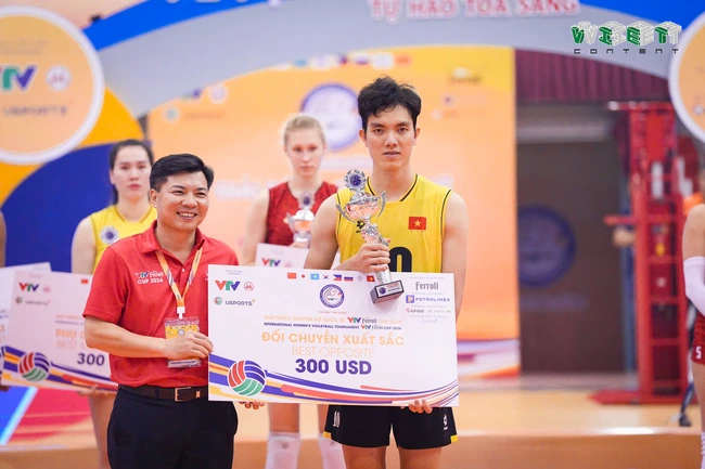 Bích Tuyền nhận giải thưởng "Đối chuyền xuất sắc nhất" ở VTV Cup 2024