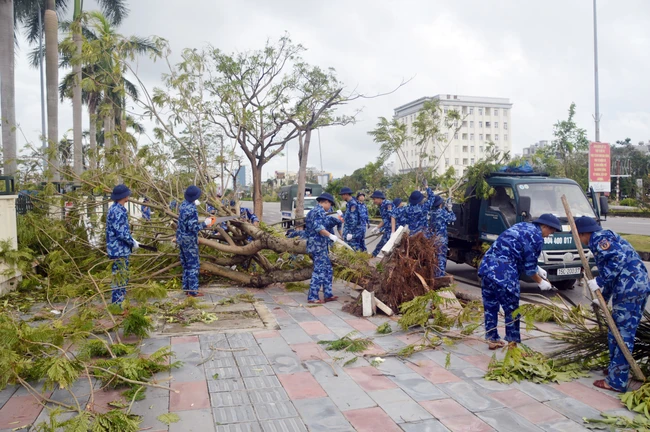 Thắm tình quân dân trong siêu bão Yagi - Ảnh 1.