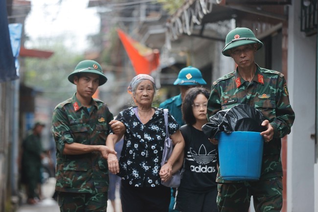 Phó Thủ tướng Trần Hồng Hà: Sẵn sàng ứng phó thời điểm bão mạnh nhất lúc 17 giờ ngày 7/9 - Ảnh 4.